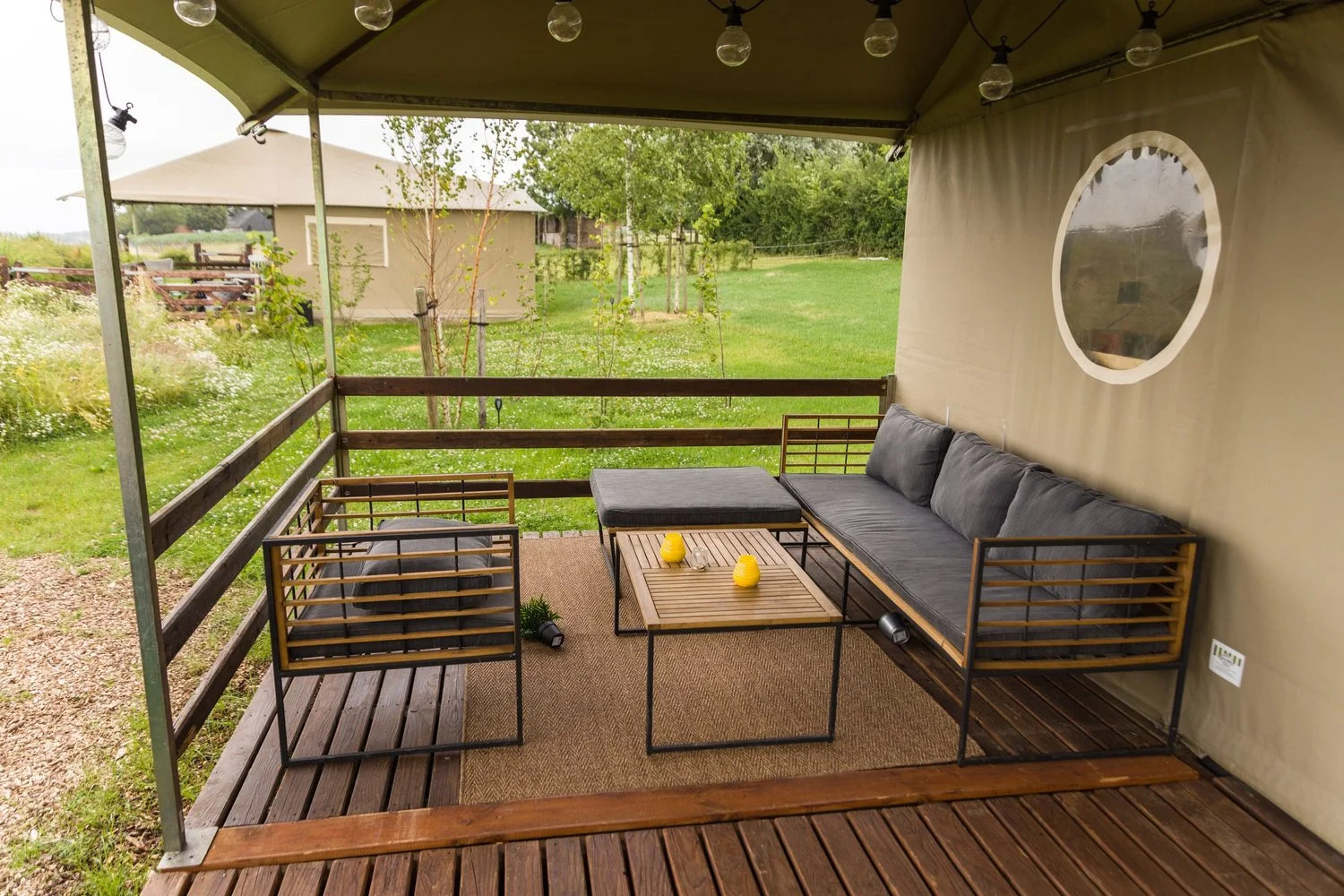 Eethoek en zitruimte glamping tent Vlaamse Ardennen